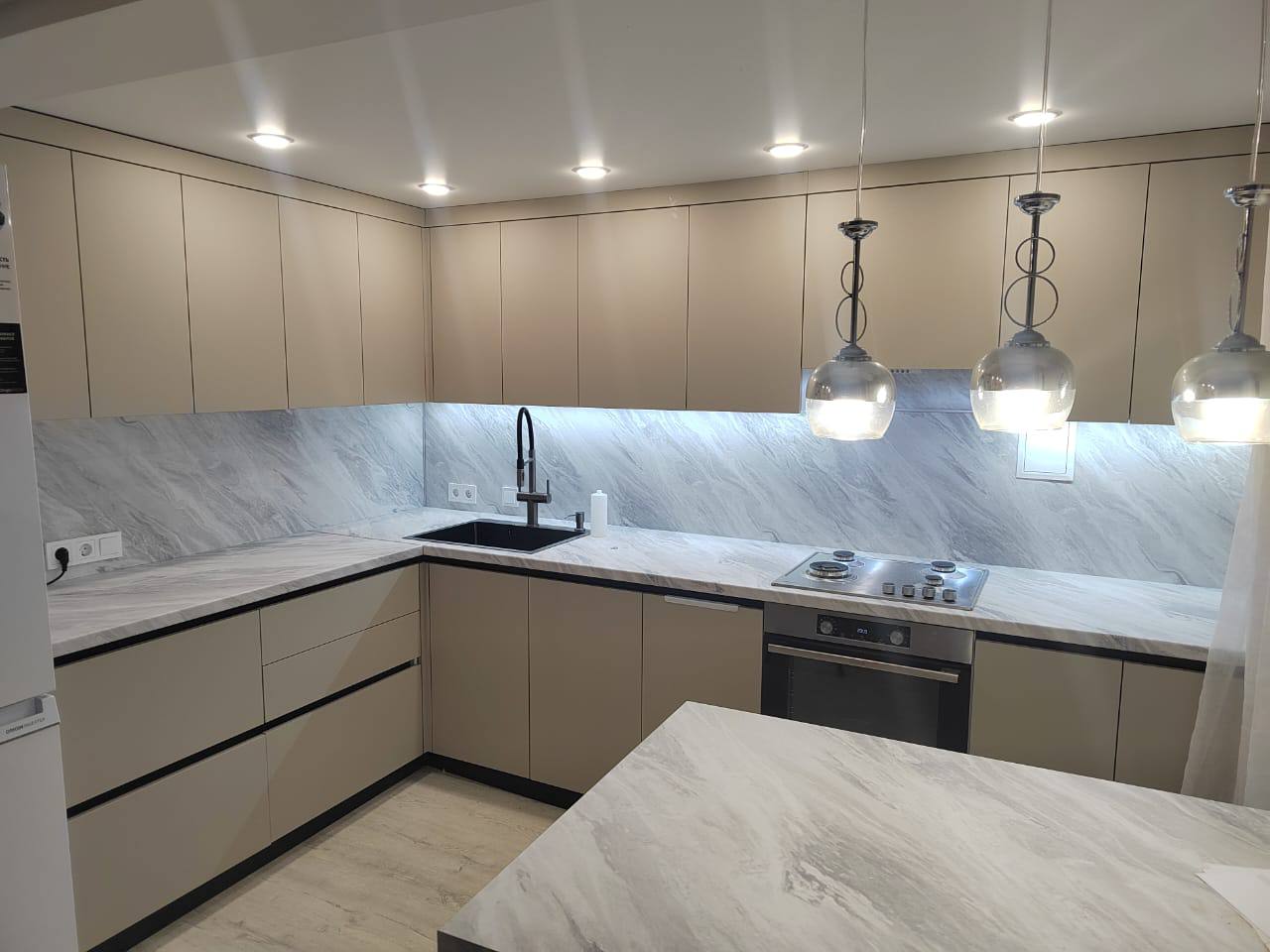 Кухня угловая с островом — Кашемир и мрамор